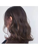 ちらっと見えるパープルが素敵