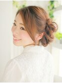 耳後ろにまとめたシニヨン