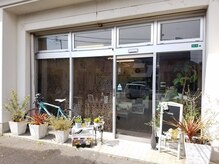 花花りの雰囲気（入り口にはたくさんの観葉植物が置いてあります！）