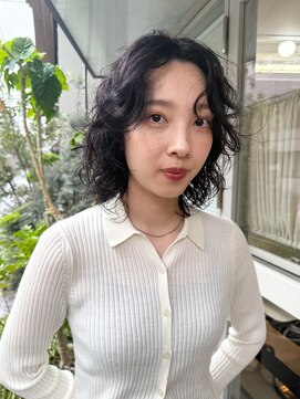 ロライマ 中目黒(roraima) 黒髪パーマミディアム/カーリー/センターパート