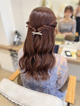 ねじりハーフアップ　ハーフアップ　結婚式ヘア