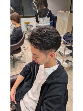 コワファーストナガサキシャンプーボーイ(COIFF1RST NAGASAKI SHAMPOO BOY) フェザーショート×コアワックス仕上げ