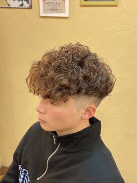 グルーマーズトウキョウ(GROOMER/S TOKYO) スペインカール　外国人風　フェード　スパイラルパーマ　メンズ