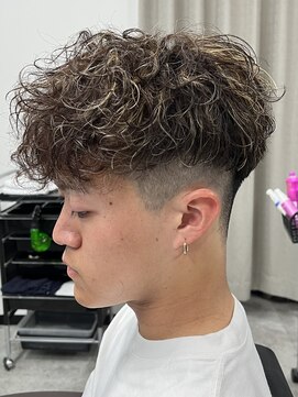 イーラ(era) メッシュスペインカール前下がりマッシュ刈り上げ