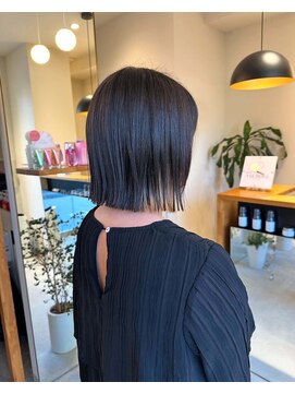 ビアノバ(via nova) ちらっとインナーカラーが見える切りっぱなしボブスタイル