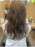 女性らしさ満点なロングウェーブ　スタイル