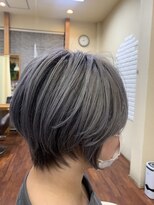 トゥーゾーンタカミ(tozone TAKAMI) シルバーカラー×くびれショート