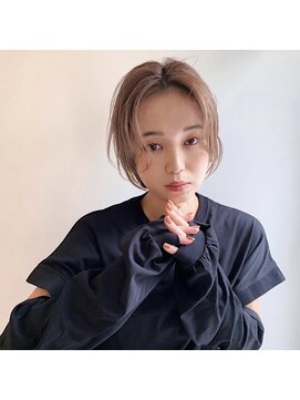 ジジ 代々木(Gigi) 【Gigi】外ハネボブ セクションカラー ペールベージュ