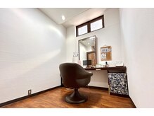 お客様の施術場所は、テレビ付きの個室。通常の美容室より2倍以上の広さ/妙典/ショートボブ/顔周り/前髪