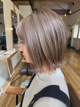 デュークシルア(du c Sila) ぱつんとボブxミルクティーグレージュ