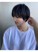 丸みショート前下がりセンターパートハンサムくびれショート