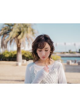 今はお洒落しながら白髪を楽しむ、生かせる時代へ。