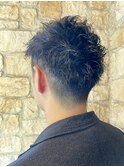 ピンパーマで自然な動きのある刈り上げショート。