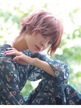 サークル(CIRCLE) マッシュショートカーキグレージュ大人かわいいフェザーバング