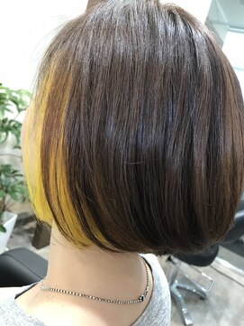ヘアー ラウンジ コン モア(hair lounge Comme moi) インナーカラーイエロー　フラットボブ