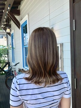 アズグロウヘアー(AS GROW HAIR) ホワイトグレージュナチュラルハイライト × くびれミディ