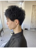 20代30代40代流行ツーブロックスーツ黒髪メンズニュアンスパーマ