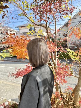 ハイトーングレージュ×パツッとボブ