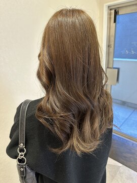 エミィ(emii.) オリーブベージュ/巻き髪