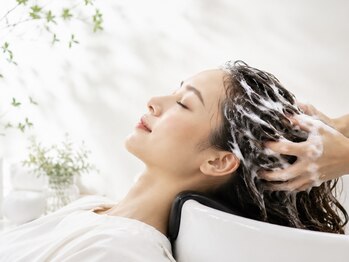 ソーホーヘアーアンドボタニカル 大橋店(SOHO hair & botanical)の写真/夏のベタつき頭皮もスッキリ！紫外線ケアにも◎人気の炭酸泡スパで至福のひと時♪全てのメニューに追加可能