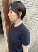 黒髪耳かけショート