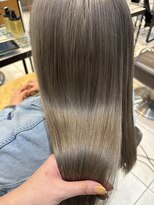 ブリーチ必須　ハイトーンが可愛いグレージュカラー