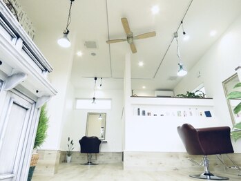 ヘアアンドデザイン クリア(hair&design Clear)の写真/頑張る自分にご褒美♪白を基調としたアンティーク調の店内で周りを気にせずに自分だけの贅沢サロンtimeを＊