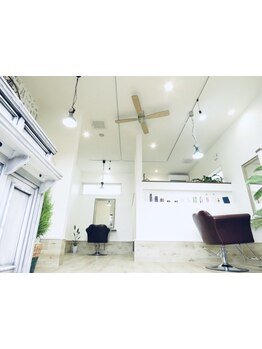 頑張る自分にご褒美♪白を基調としたアンティーク調の店内で周りを気にせずに自分だけの贅沢サロンtimeを＊