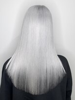 アン(Hair make un)&nbsp;【神田真志ホワイトシルバー】