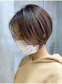 大人ショートボブ ハイライト 白髪ぼかし 前髪なし ケアブリーチ