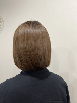 ウィーク 梅田(UiiC) 肌馴染みのいいベージュカラー◆コンパクトボブ uiic 中沢恵理