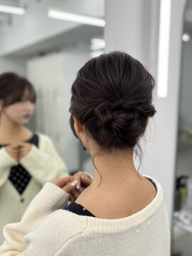 アマトウキョウ アユンチェ(AMA TOKYO×AYUNCHE) 【結婚式・お呼ばれヘア】崩れにくく上品なゆるアレンジ