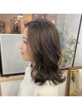 ラッシュグリーン(lush green) ミルクティーカラーの無造作ロブ