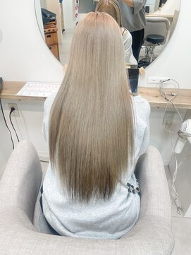 ◆ホワイトベージュにインナーダークグレージュ.ブリーチ2回以上