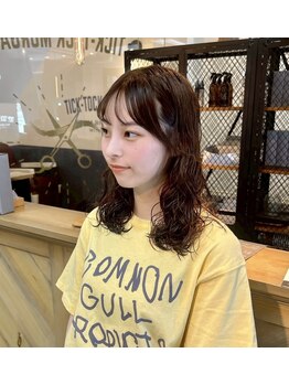 チックタック エアライン(TICK-TOCK Airline)の写真/柔らかく、扱いやすくて何度も触りたくなる。ふんわりとしたパーマ感で春のファッションを引き立たせる*