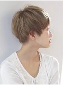 20代～50代☆マッシュボブホワイトブロンドフェザーショート