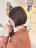 ファミーユプラス(famiiyu+)&nbsp;くすみベージュマロンベージュ前下がりボブフェザーショートヘア