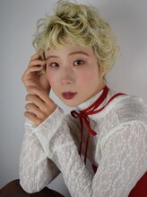 ファッションから導き出されるハイトーントレンドカラーのアイディア