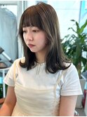 オリーブベージュ 外ハネミディアム 顔周りカット くびれヘア