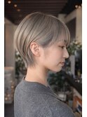 コンパクト耳掛けショート　グレーベージュ　　ブリーチショート