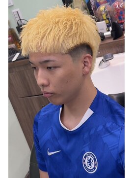 ケーエムシーセントラルルーツ(KMC Central Roots) スキンフェード×ブリーチホワイティ―ゴールド