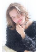 ハイトーングレージュのくびれセミディ