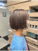 前上がりボブ／グレージュ
