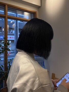 暗髪ストレートボブ × 透明感ブリーチカラー