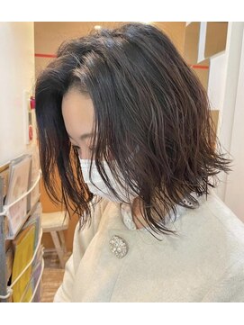 プラグ(Plug) ウェーブボブスタイルセンターパート30代トリートメントパーマ