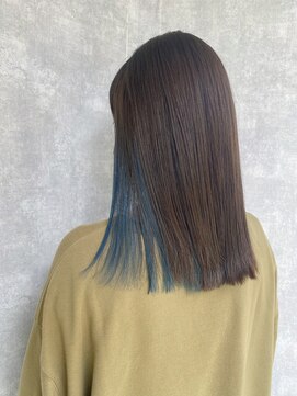 ウラ(.ula) インナーカラー×ぱっつんミディアム