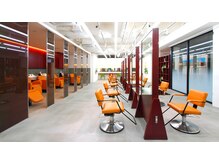 リップス 吉祥寺店 (LIPPS)の雰囲気（広々と明るい店内。ゆったりとしたセット面が好評！）