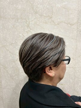 大人ショート×白髪ぼかし