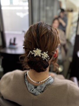 ゆるふわシニヨン風アップスタイル