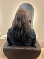 エリス ナンバ(Eliss Namba)&nbsp;透明感グレージュ×ロングレイヤーで作る大人かわいいスタイル